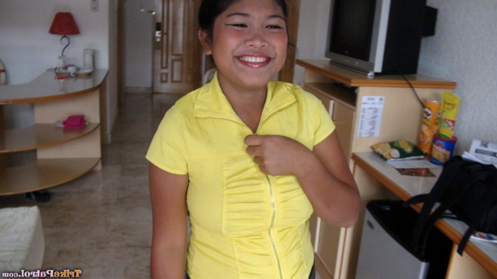 17P Petite Filipina feminina Princesa suga a porra do pau do cara branco