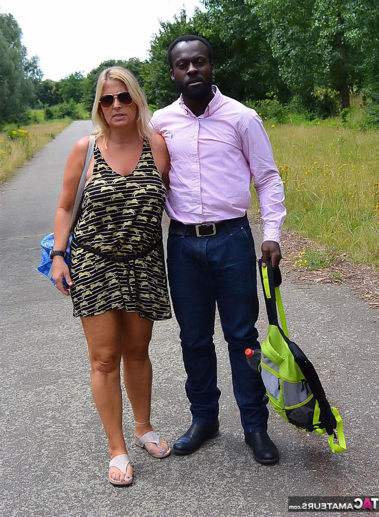 20P A vagabunda loira peituda Chrissy tem sua buceta com piercing exposta em um piquenique interracial