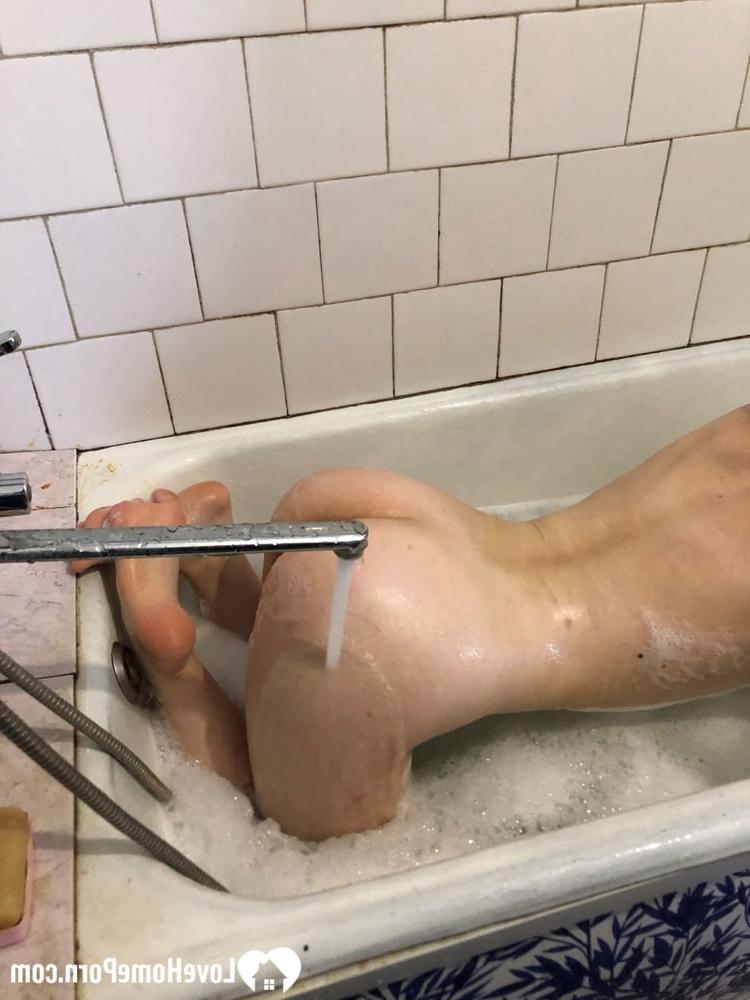 20P Amateur babe strips, gets in the bathtub and showers her natural body