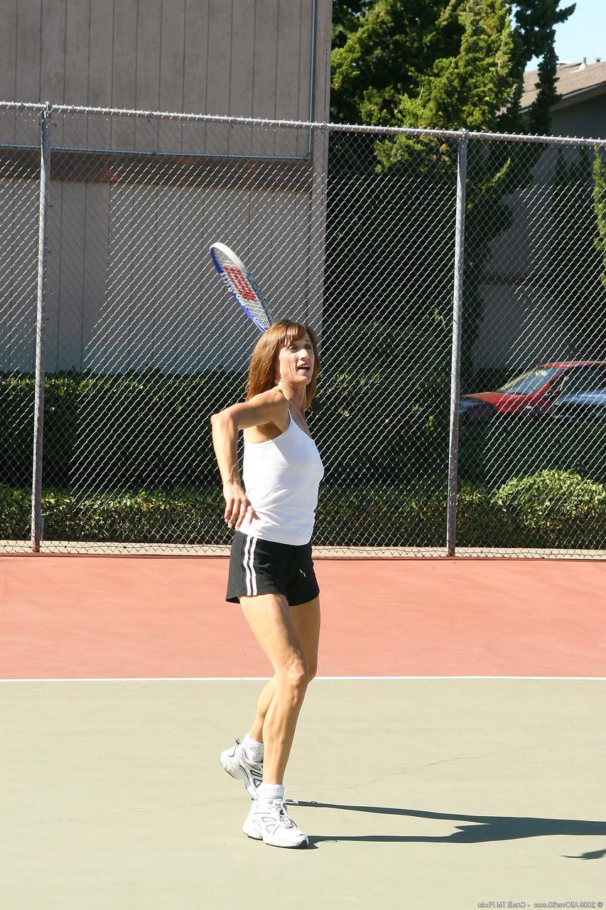 20P Die reife Tennisspielerin Rose M zieht ihre Uniform aus und spreizt ihre Muschi