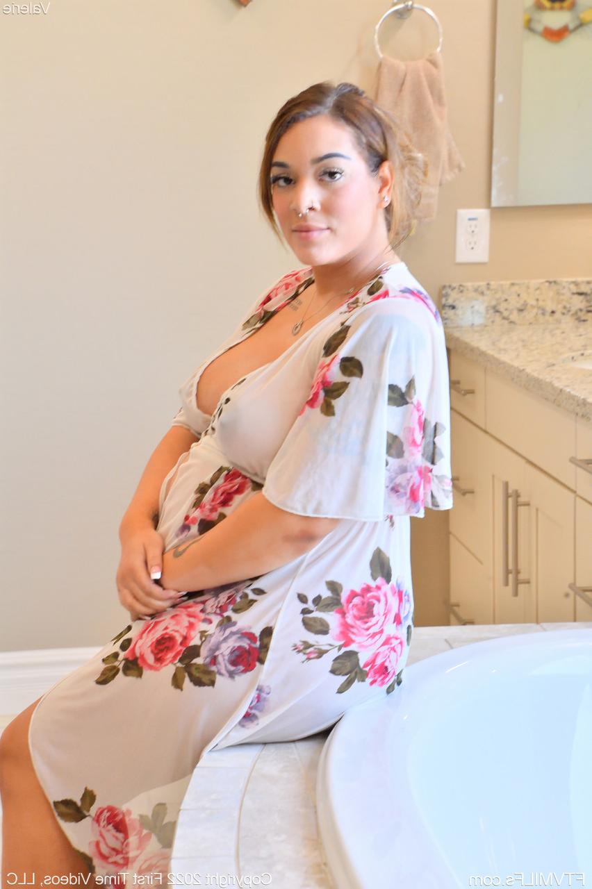 20P La MILF embarazada Valerie muestra sus tetas hinchadas y se juega en la bañera