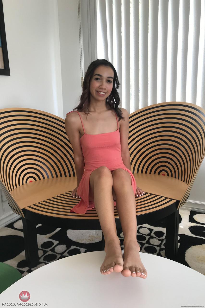 20P A pequena adolescente latina Jackie Rogen revela sua bunda grande e posa totalmente nua