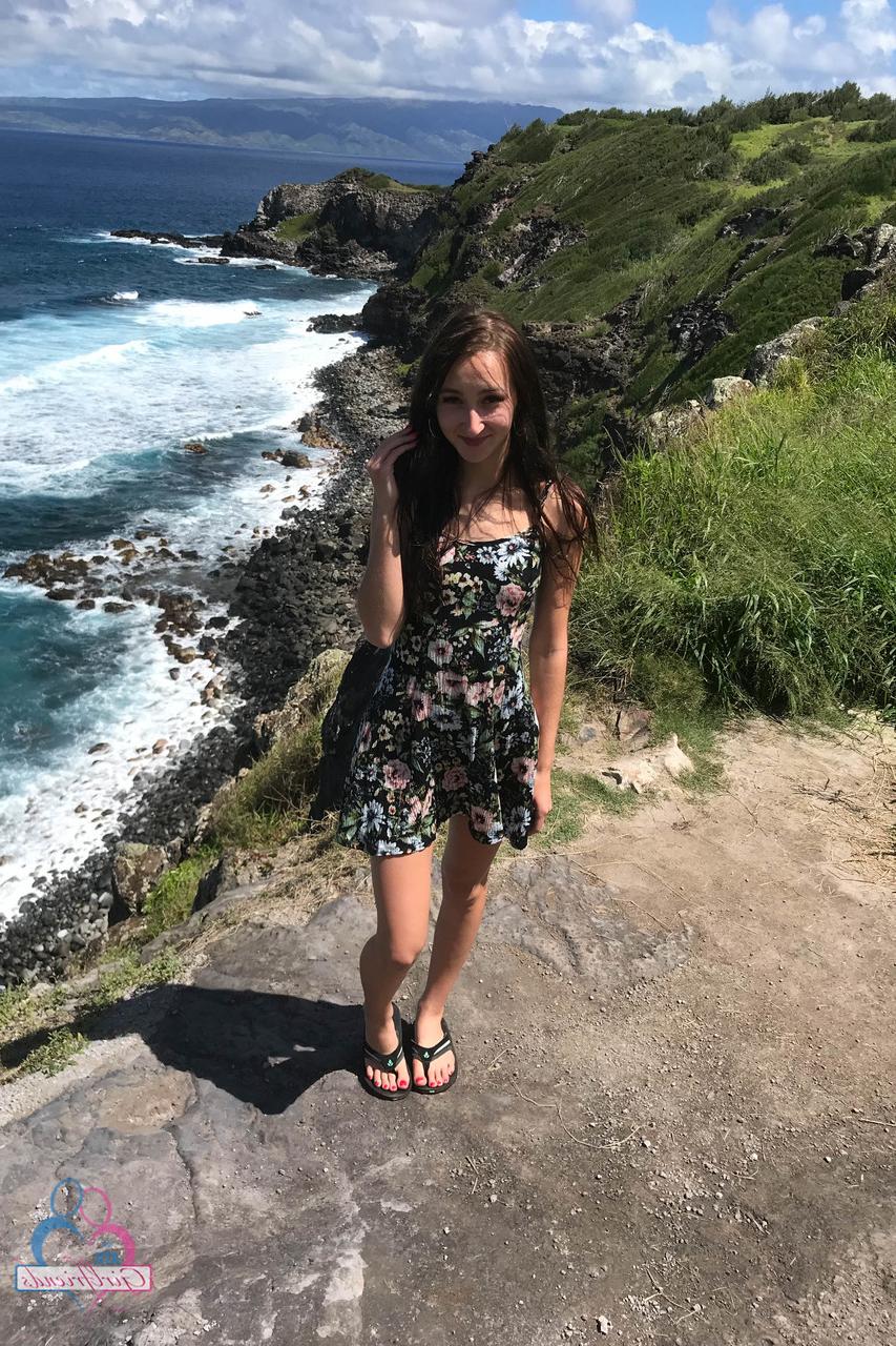 20P La novia carmen rae muestra sus pequeñas tetas, su coño y su trasero en su compilación