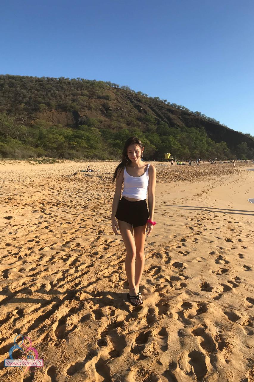 20P La novia carmen rae muestra sus pequeñas tetas, su coño y su trasero en su compilación