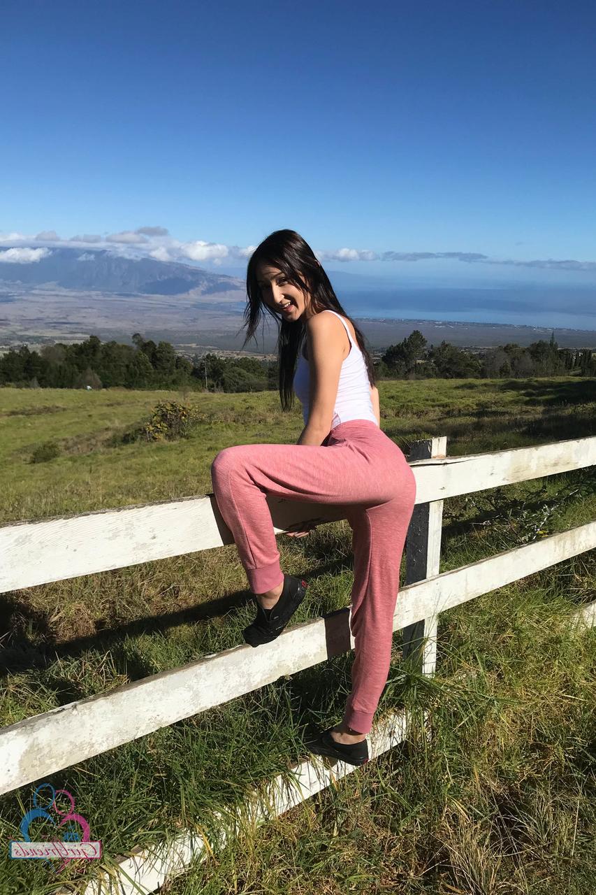 20P La novia carmen rae muestra sus pequeñas tetas, su coño y su trasero en su compilación