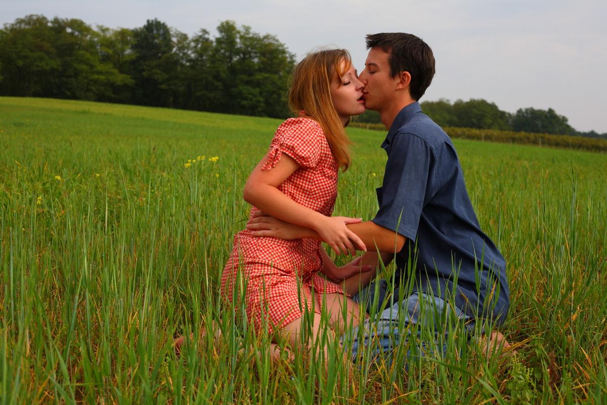 20P Un jeune couple a des rapports sexuels dans un champ de foin en plein essor