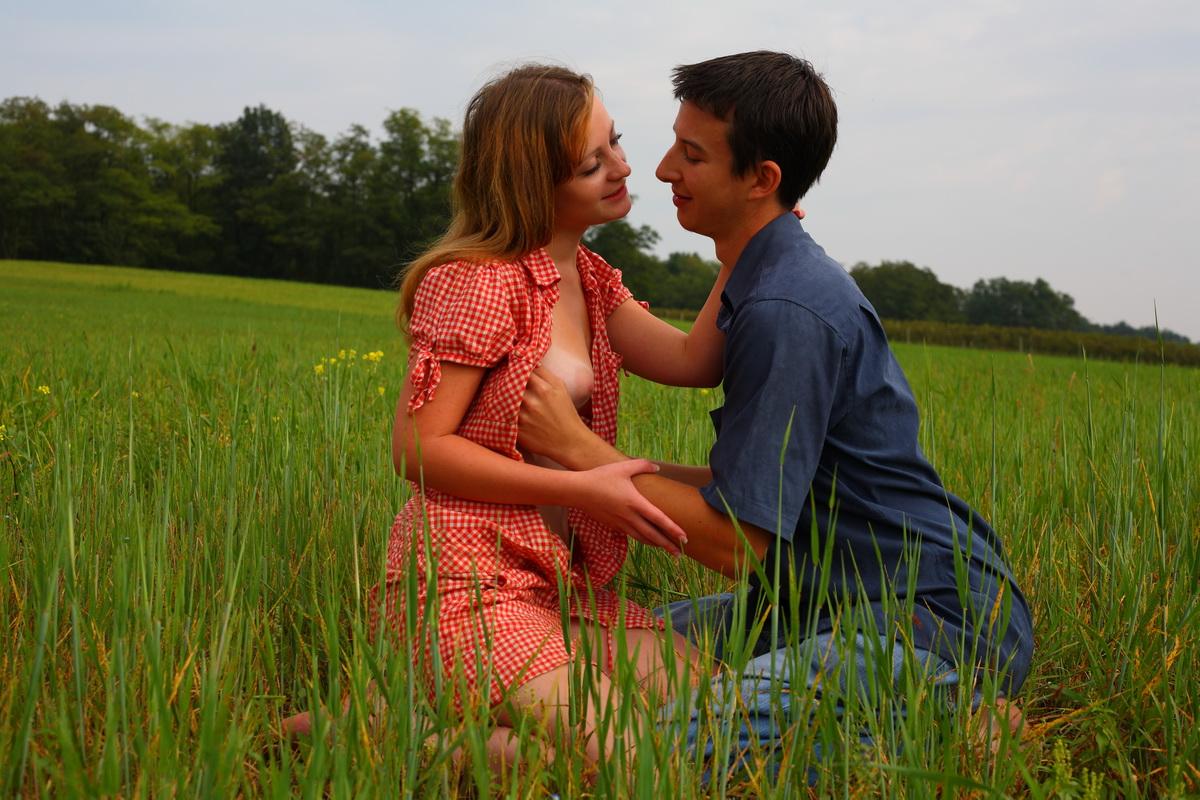 20P Un jeune couple a des rapports sexuels dans un champ de foin en plein essor