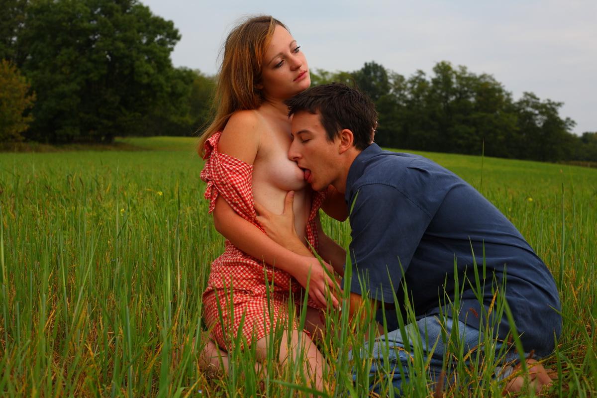 20P Un jeune couple a des rapports sexuels dans un champ de foin en plein essor