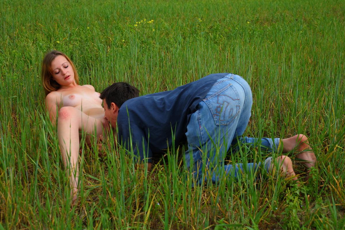 20P Un jeune couple a des rapports sexuels dans un champ de foin en plein essor