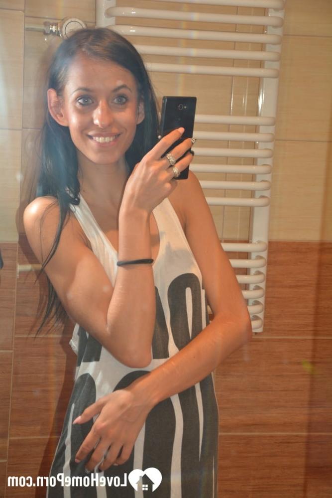 16P Linda morena amadora se despe no espelho e mostra seus peitos médios