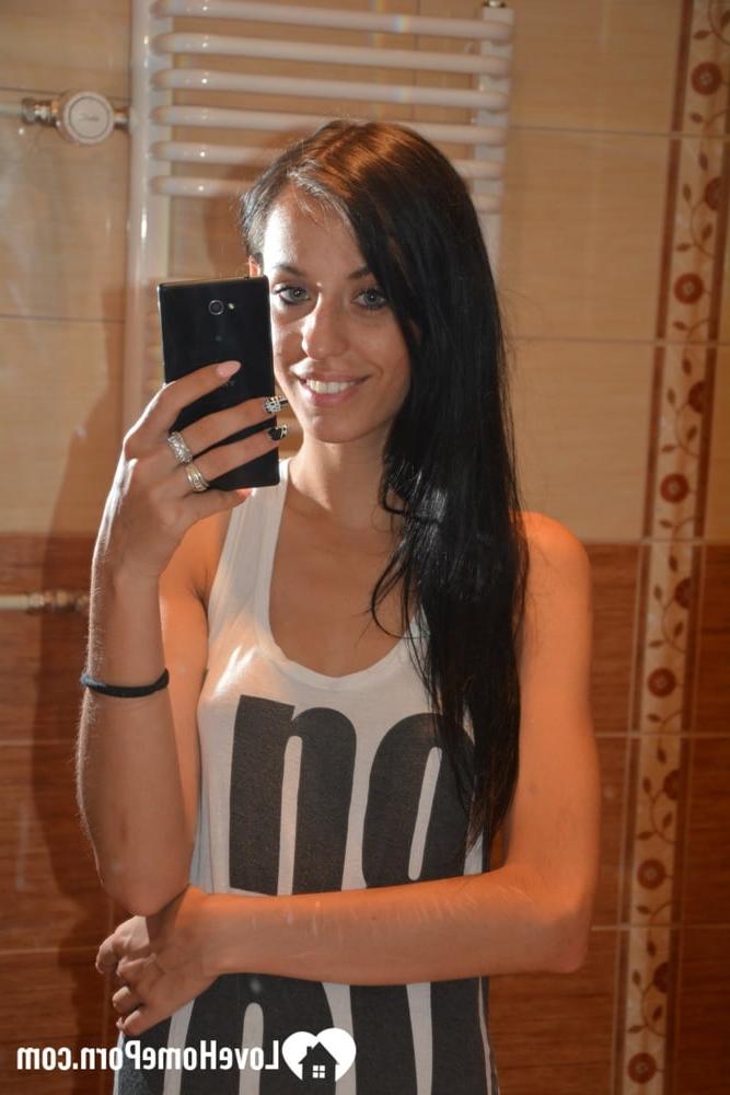 16P Linda morena amadora se despe no espelho e mostra seus peitos médios