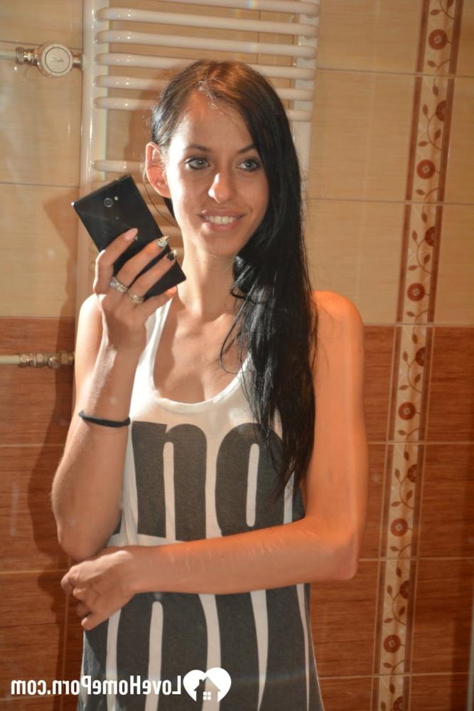 16P Linda morena amadora se despe no espelho e mostra seus peitos médios