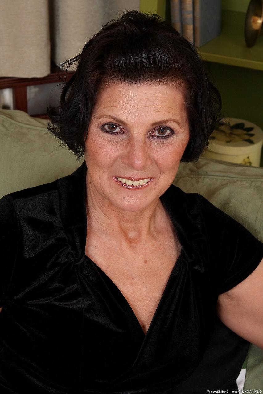 20P A encantadora vovó Rita massageia sua buceta madura e mostra sua bunda grande