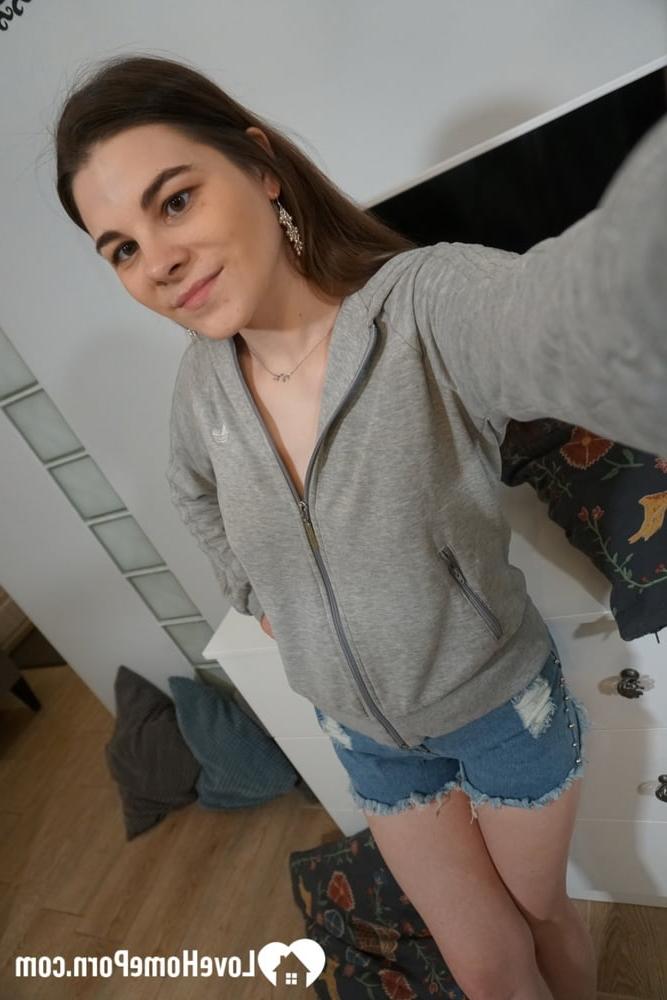 20P Linda morena amadora fica nua e expõe seus peitos e bunda redonda em um solo