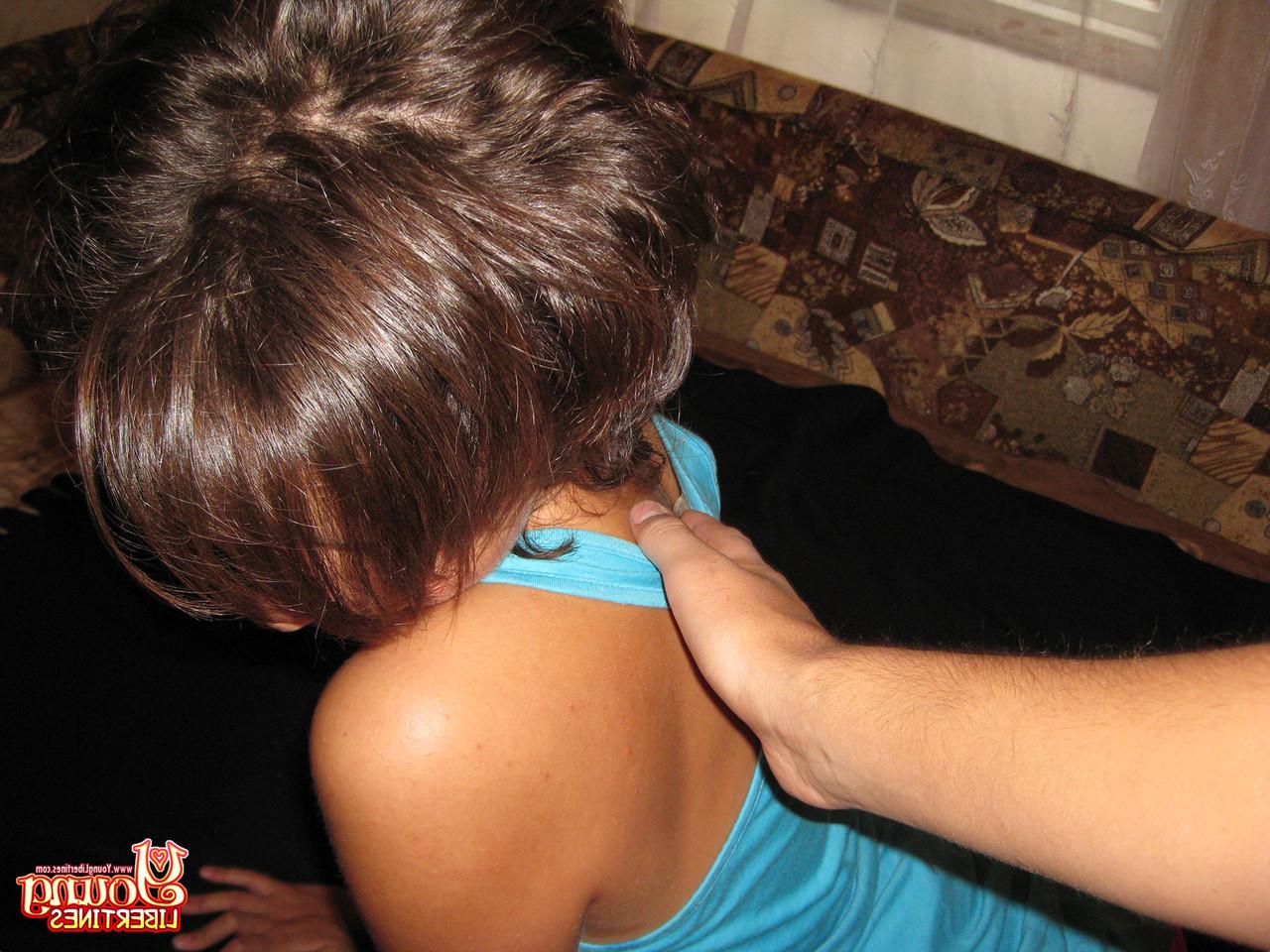 20P La joven amateur de pelo corto Jenny masajea y folla la polla de su novio