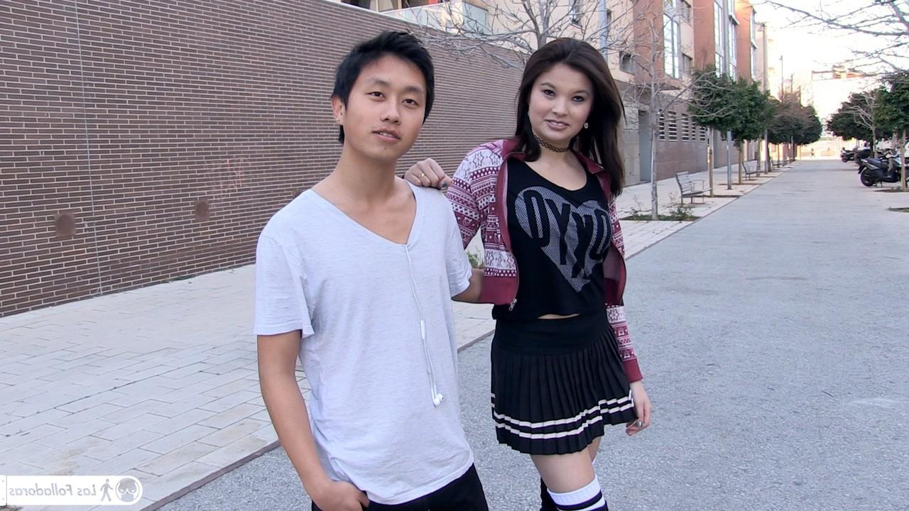 17P Der japanische Pornostar Miyuki Son wird bei einem Vierer in den Mund gefickt