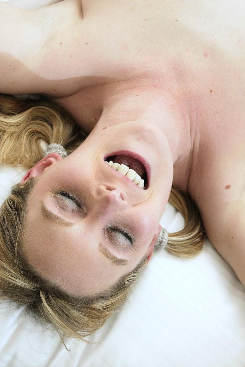 20P A lésbica loira Janey Web e uma MILF safada se lambem de buceta