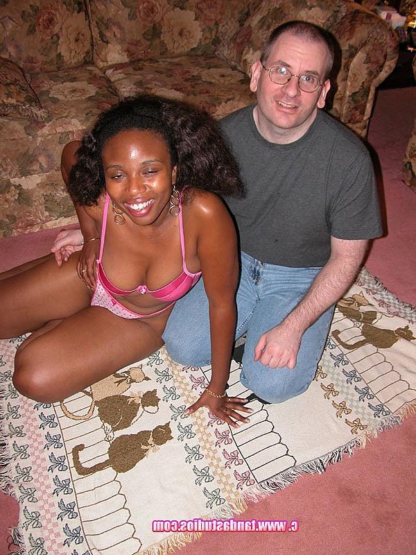 20P A gata negra Cinnamon Delight é fodida por Logan Drake depois de sexo oral