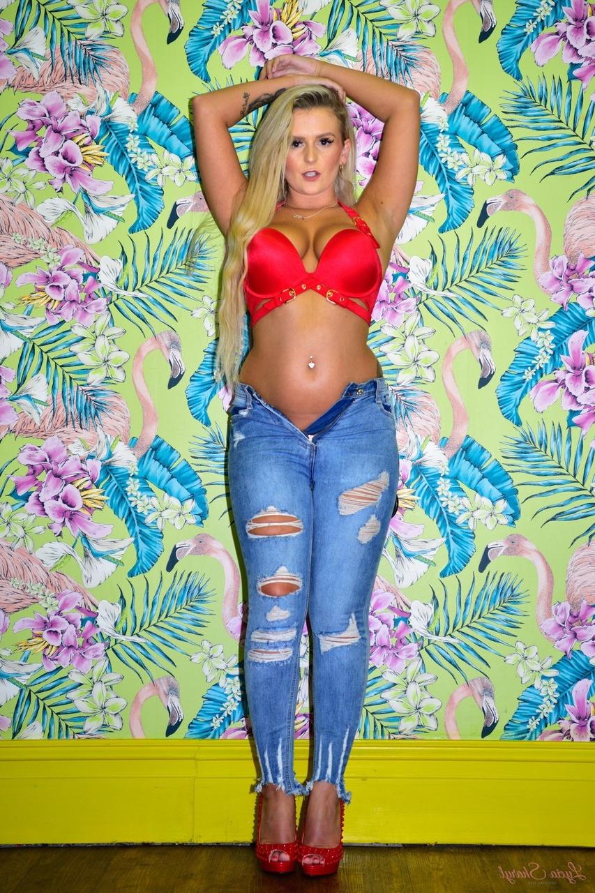 12P La rubia caliente Lycia Sharyl revela su cuerpazo mientras está esposada