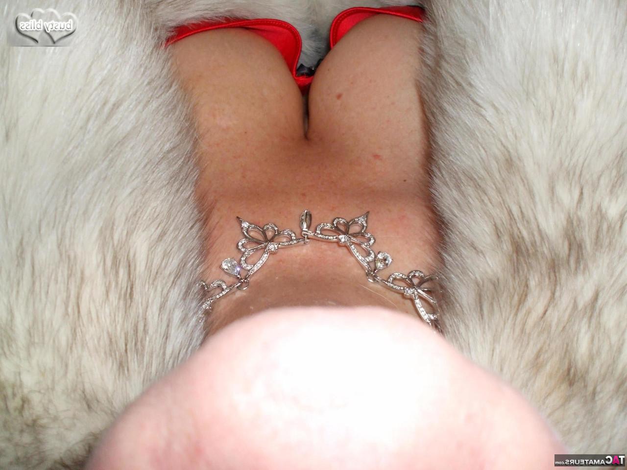16P Die ältere Amateurin Busty Bliss hat Sex mit ihrem jüngeren Liebhaber auf einem Bett