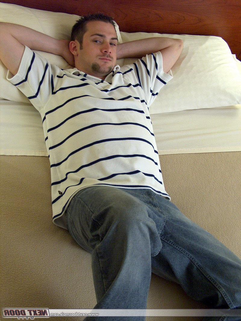 20P O amador gay travesso Joey mostra seu pau e bate-o em um solo