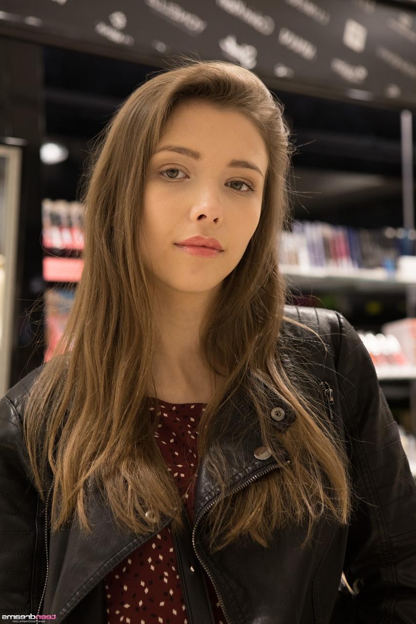 20P A adolescente amadora Mila Azul mostra seus seios grandes e posa nua em um solo