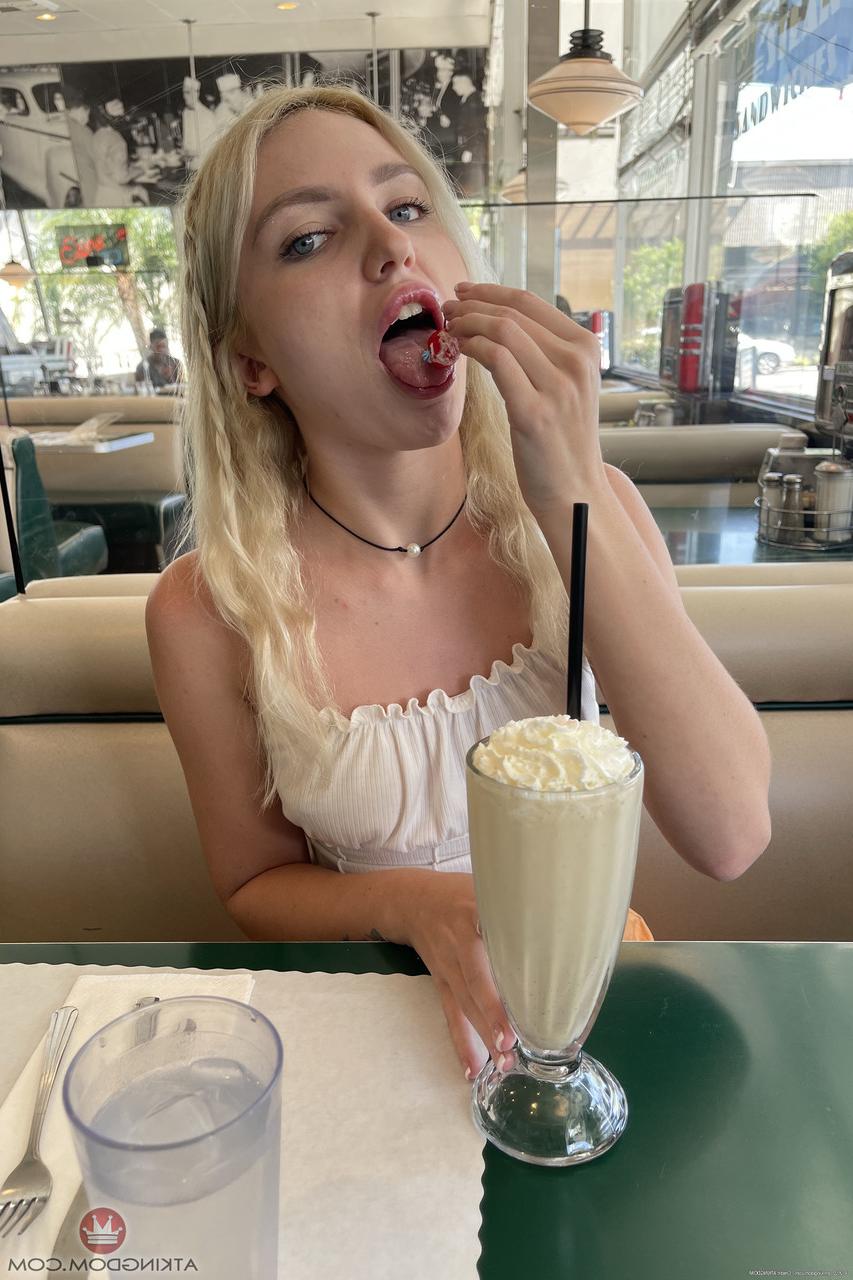 20P A pequena adolescente amadora Britt Blair revela sua bunda grande, seios, clitóris e pés quentes