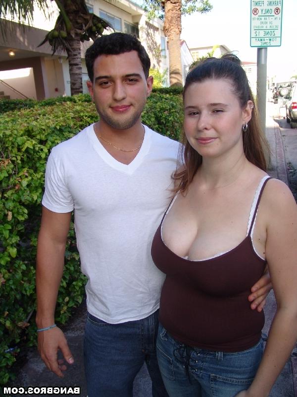 20P La caliente amateur Ana muestra sus tremendas tetas y hace una mamada