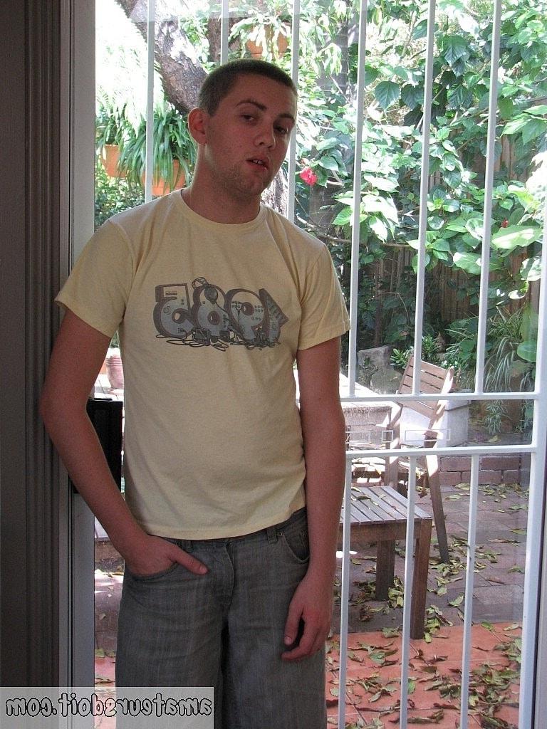20P Connor, un américain gay qui s'ennuie, se débarrasse de ses vêtements et se branle