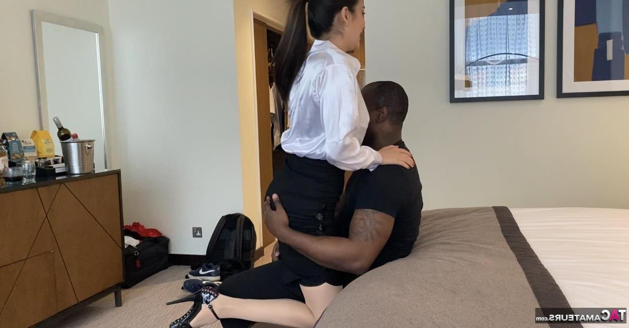 16P Morena MILF Sexy Alina XXX lambe e punheta em um grande galo negro