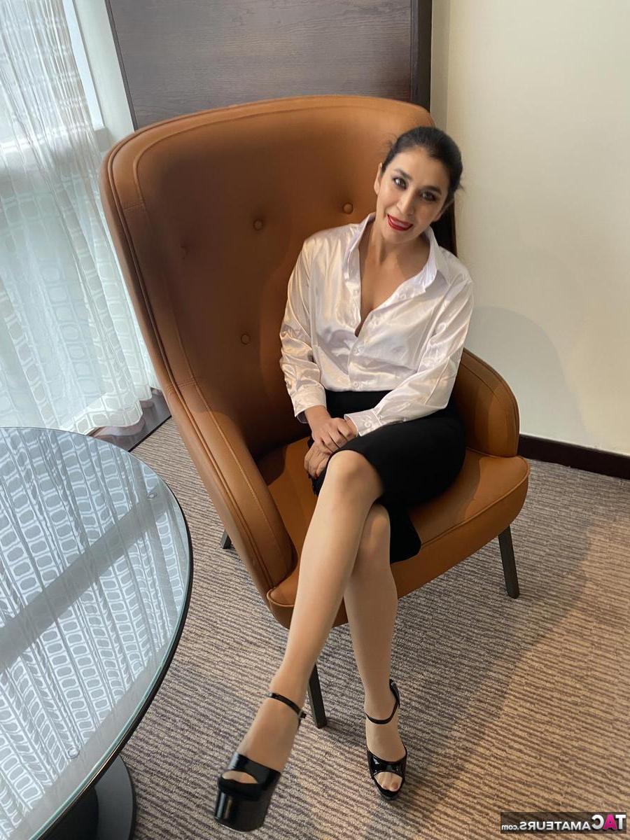 16P Morena MILF Sexy Alina XXX lambe e punheta em um grande galo negro