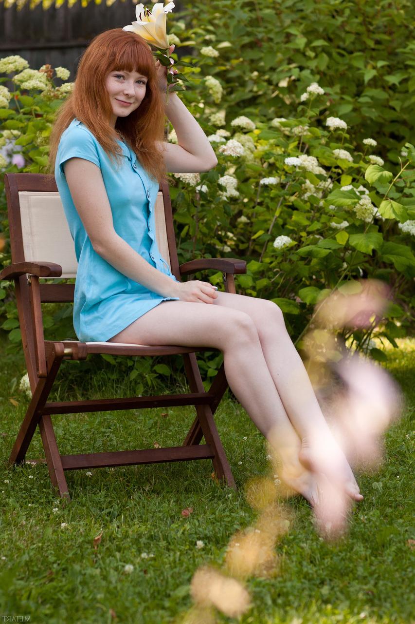 20P A tímida gata amadora Rochelle A posando nua em seu lindo jardim