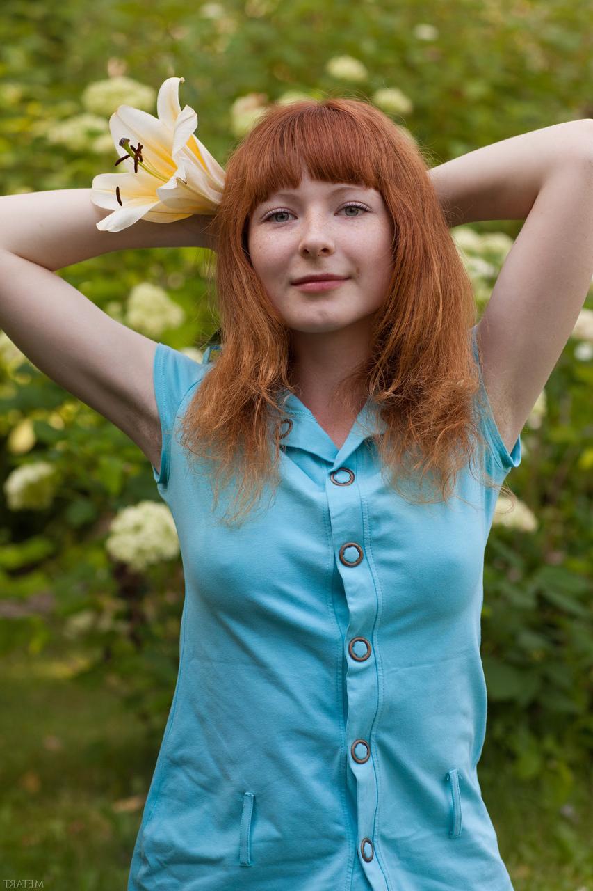 20P A tímida gata amadora Rochelle A posando nua em seu lindo jardim