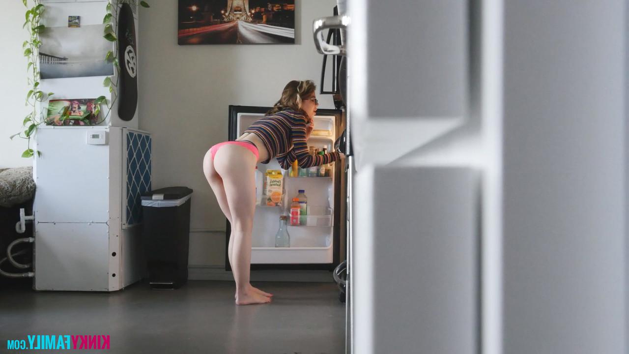 15P La agradable joven Alina West se saca el esperma de la boca durante el sexo POV
