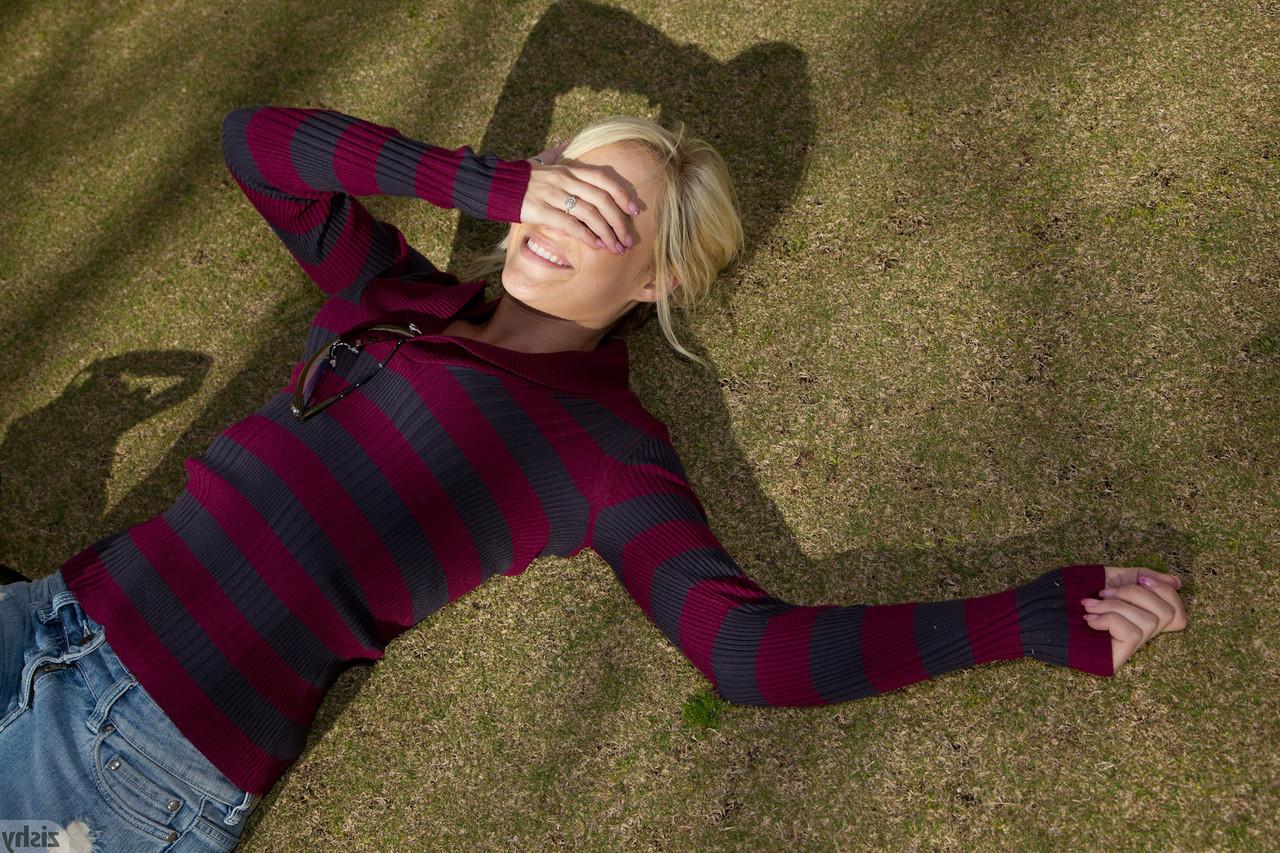 11P A adolescente loira platinada Tegan Summers posa e mostra seus lindos seios em público