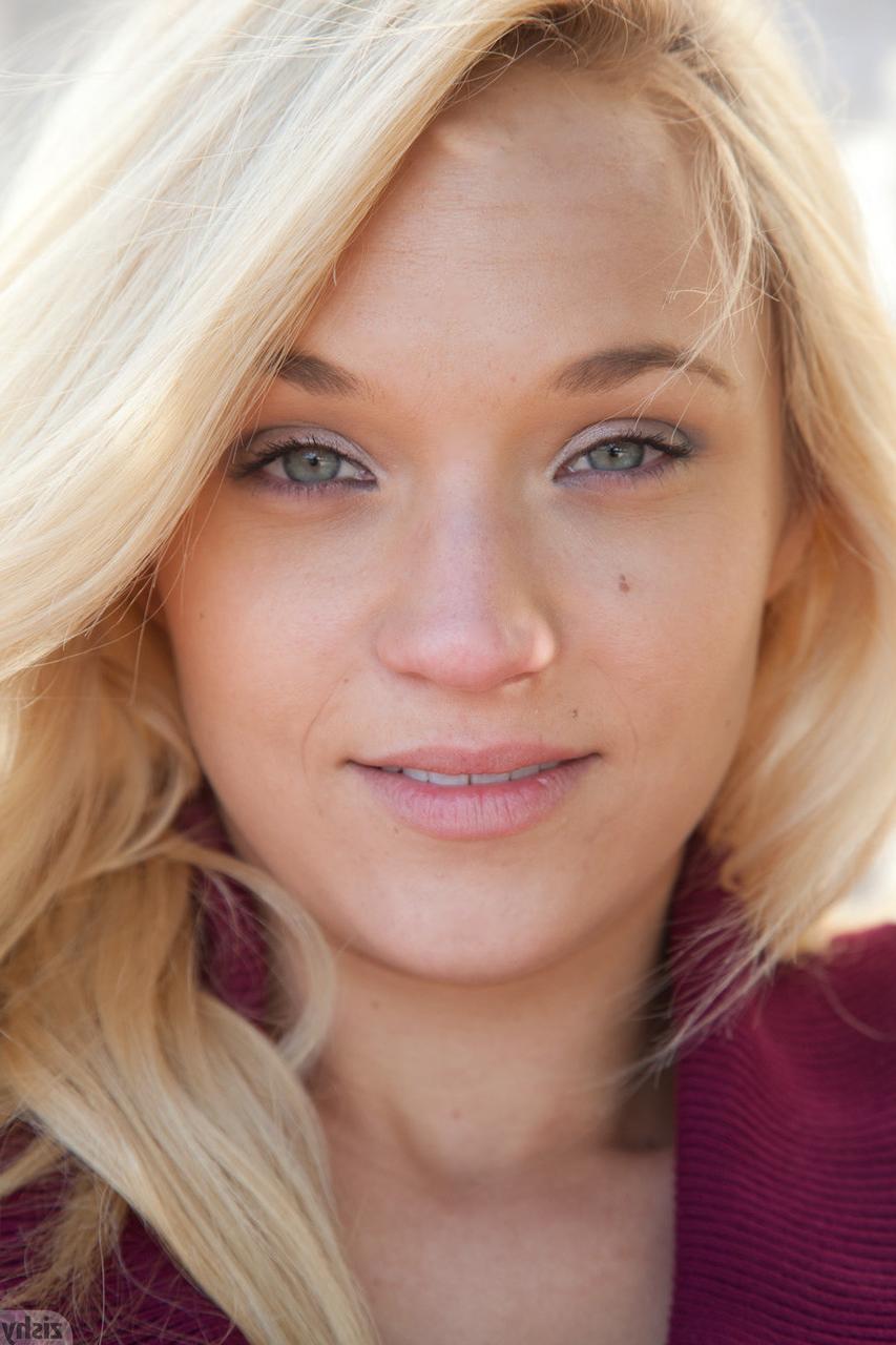 11P A adolescente loira platinada Tegan Summers posa e mostra seus lindos seios em público