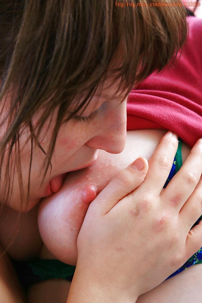 16P As adolescentes Gilian e Em se beijando com a língua antes de se apaixonarem por bocetas peludas