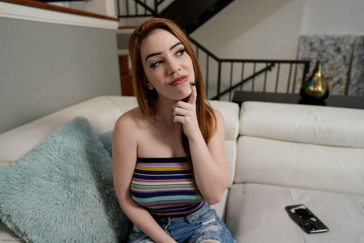 20P A adolescente ruiva Nala Brooks mostra seus peitos grandes com mamilos perfurados e dá um BJ