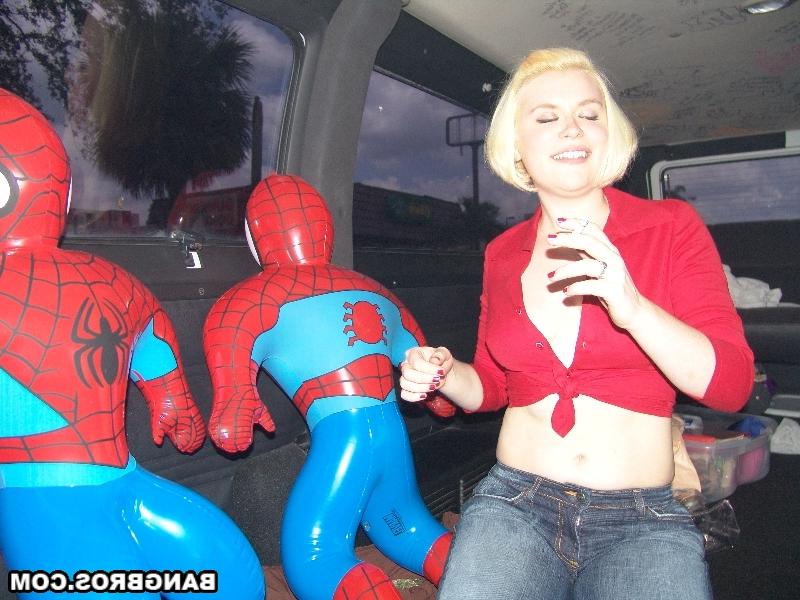 20P A loira sexy Jordan Ashley deixa um estranho com tesão brincar com seu peito grande