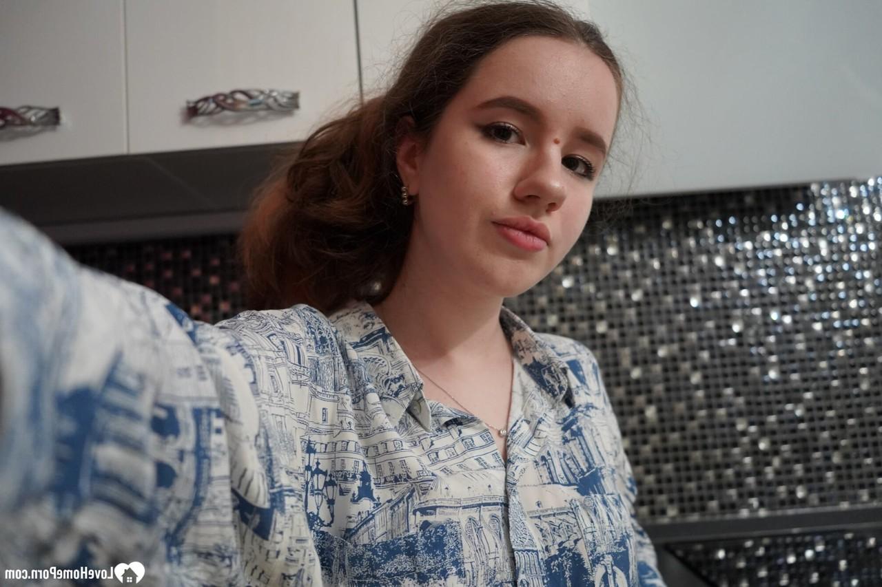 15P Bela amadora ruiva posando nua e com suas roupas fofas em um solo
