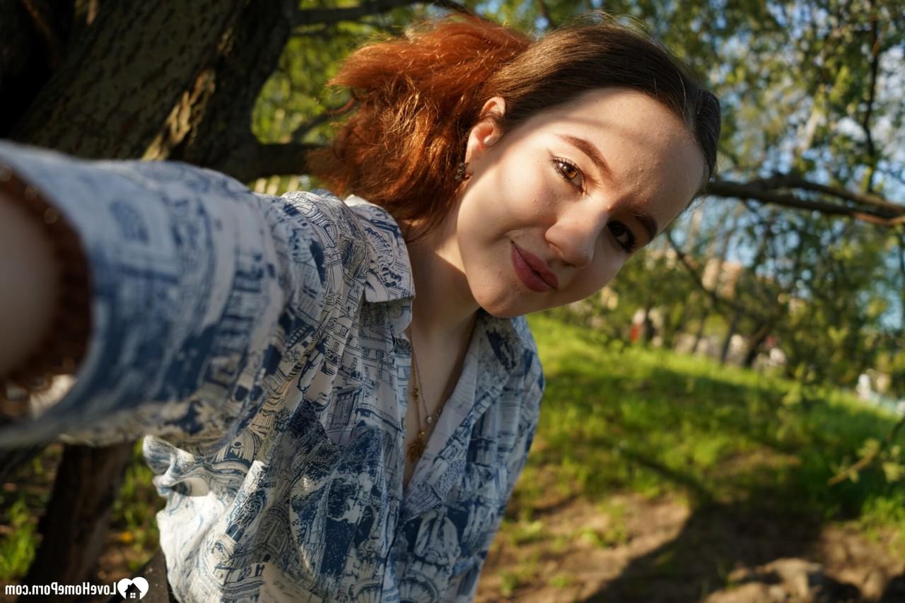 15P Bela amadora ruiva posando nua e com suas roupas fofas em um solo