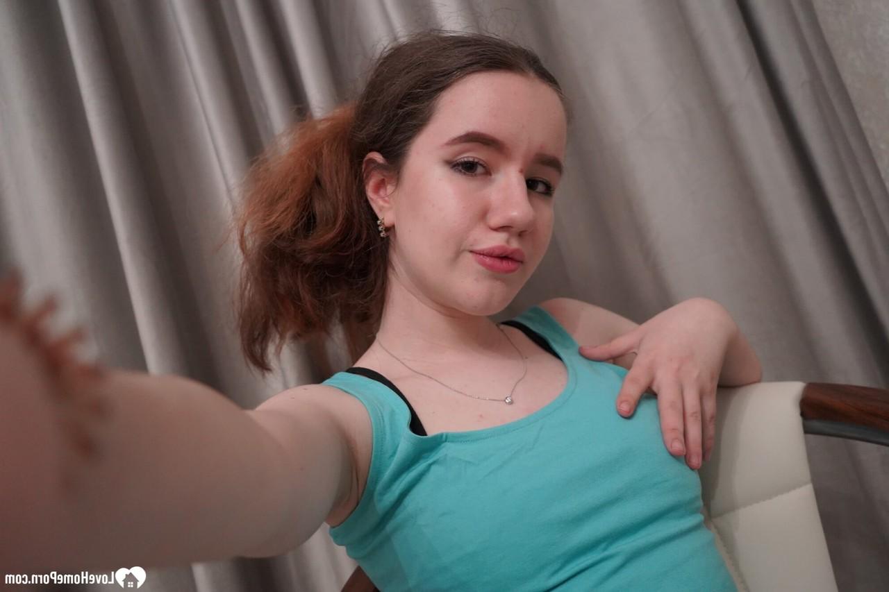 15P Bela amadora ruiva posando nua e com suas roupas fofas em um solo
