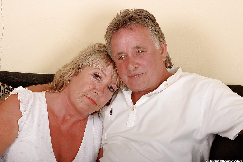 16P Die fette Amateurin Lizzie hat Sex mit einem reifen Kerl und bekommt Cumshots auf schlaffe Titten