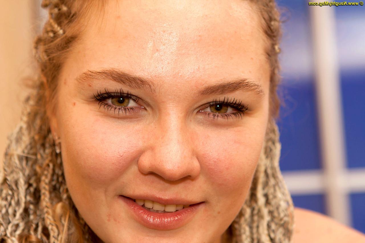 16P Solo-Mädchen mit langen Haaren umfasst bei ihrem Debüt als Aktmodel ihre natürlichen Titten