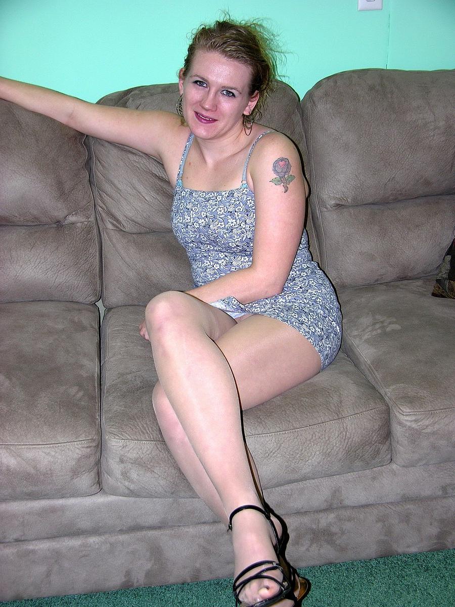 20P Chastity Sinn, maman amateur, dévoile ses seins naturels et se frotte le clitoris.