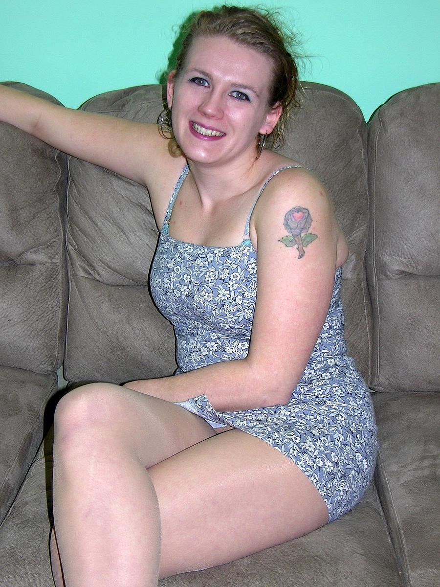 20P Chastity Sinn, maman amateur, dévoile ses seins naturels et se frotte le clitoris.