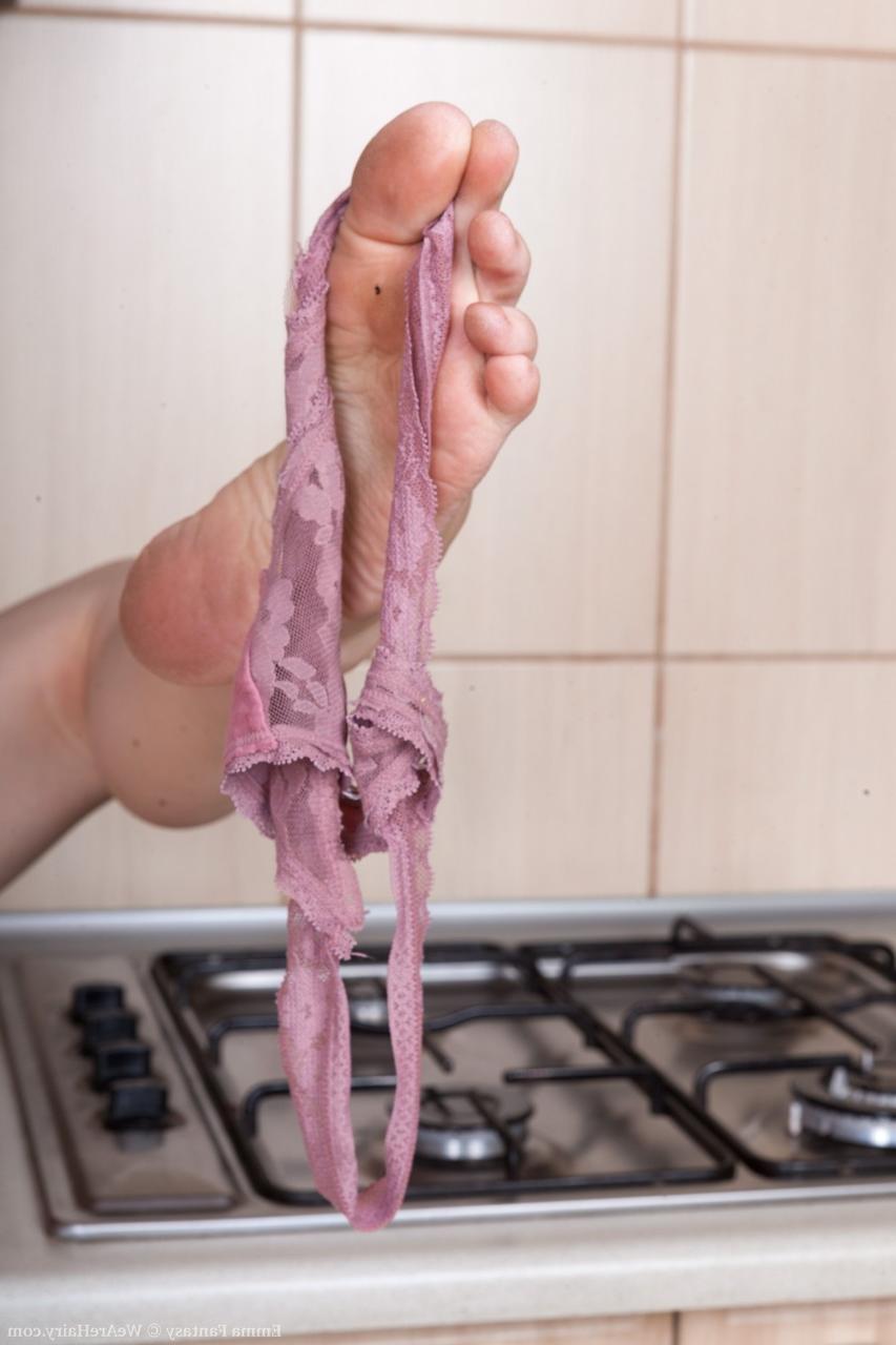 20P A amadora magra Emma Fantasy fica nua na cozinha e mostra sua buceta peluda