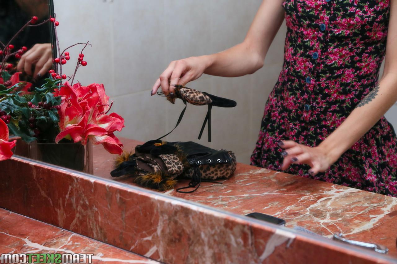 18P A pequena gatinha ruiva do sexo Lola Fae lambe uma carga de creme depois de uma foda acrobática