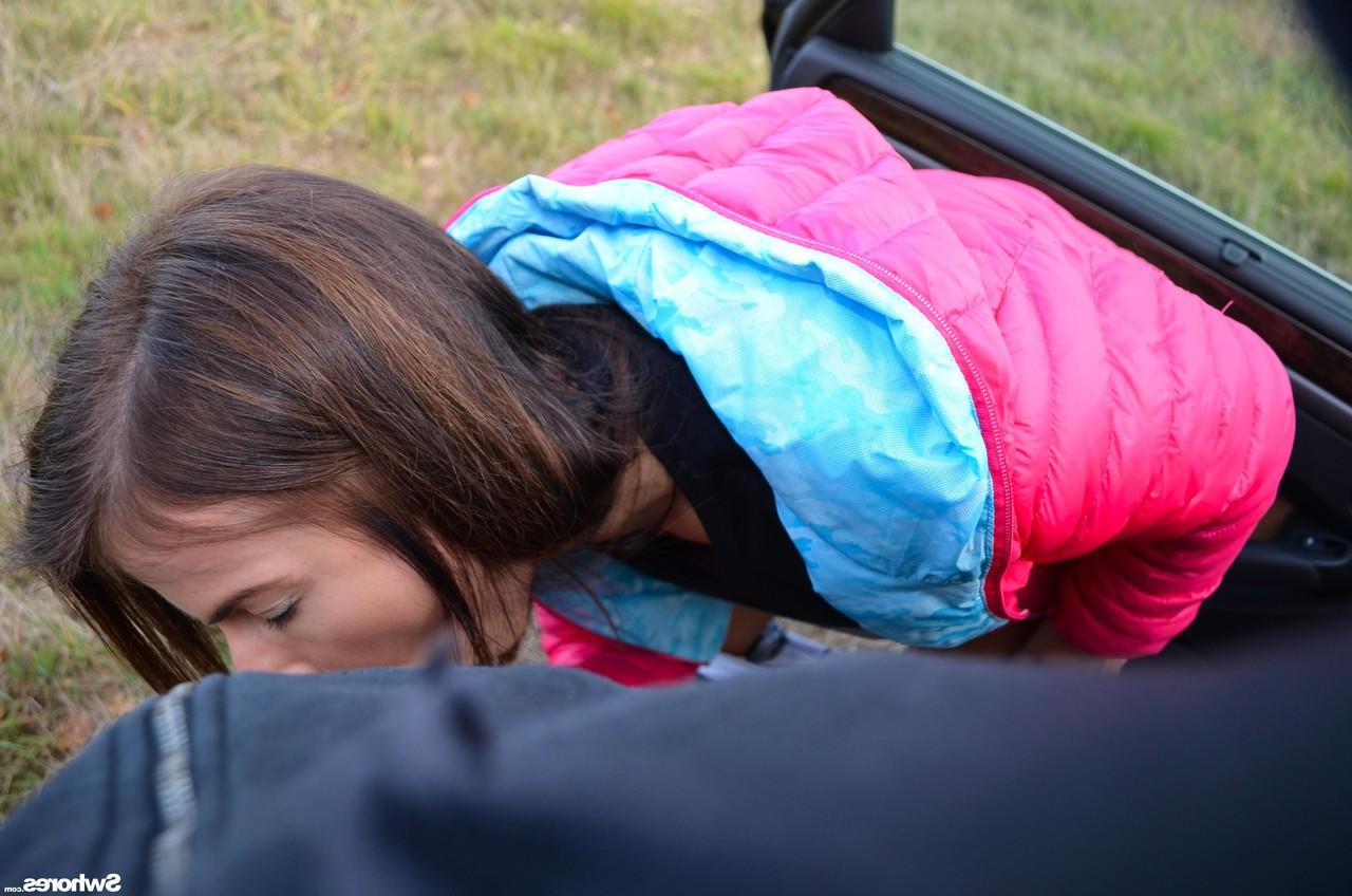 20P La miel amateur da mamada en un auto y se da vuelta para ser embestida profundamente