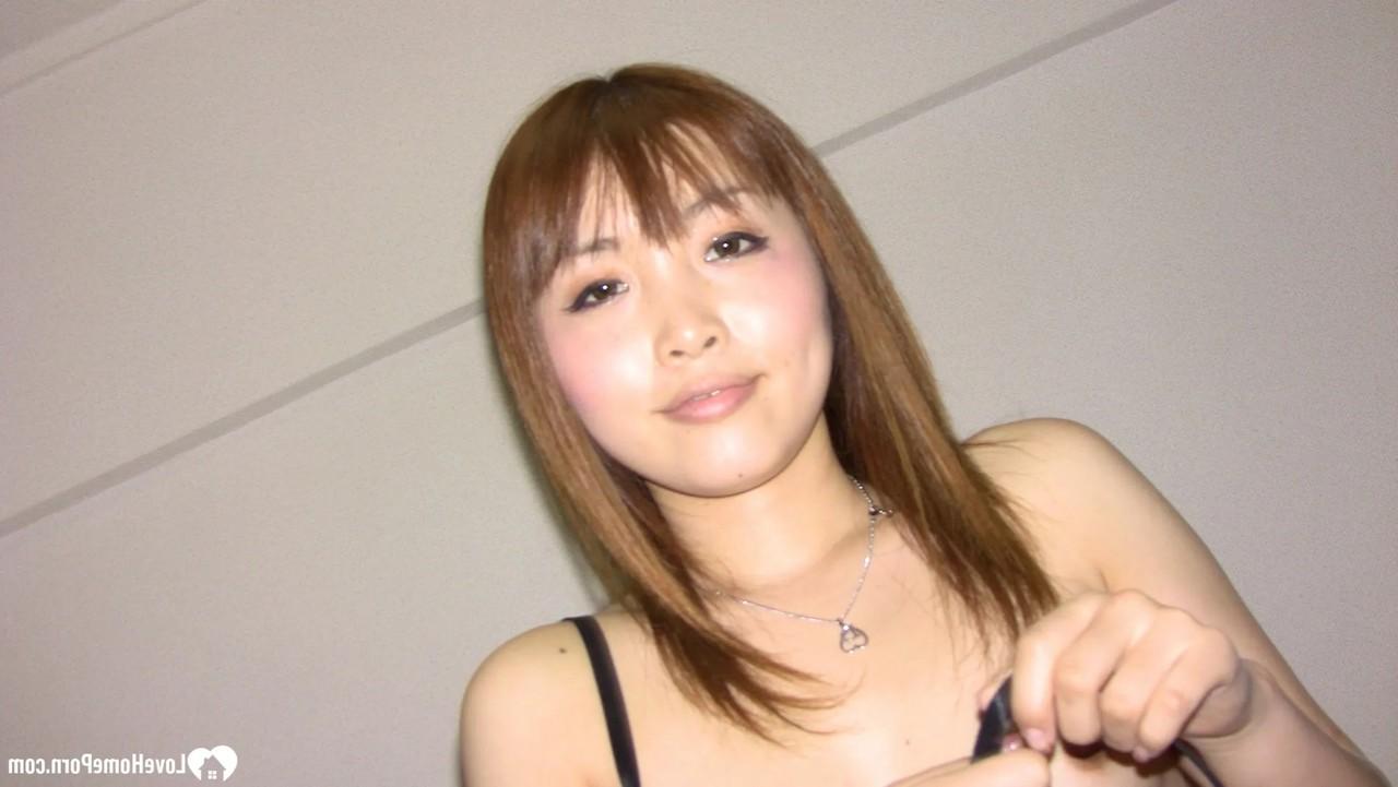 20P Une asiatique sexy enlève ses sous-vêtements roses et son soutien-gorge rose et pose nue.